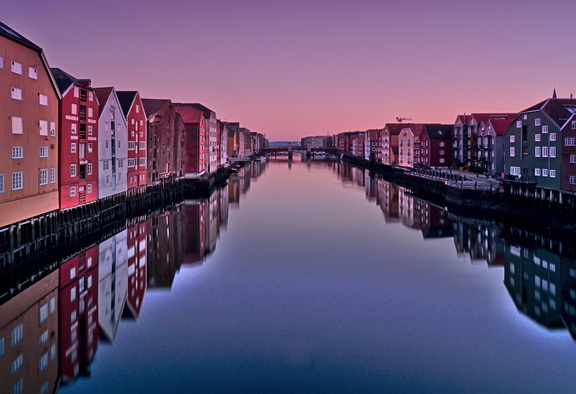 Speicherhäuser Blick vond er alten Stadtbrücke Spaziergang durch Trondheim