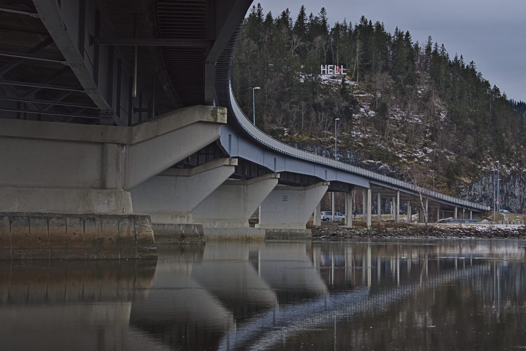 Hell in Norwegen unter der Brücke E6