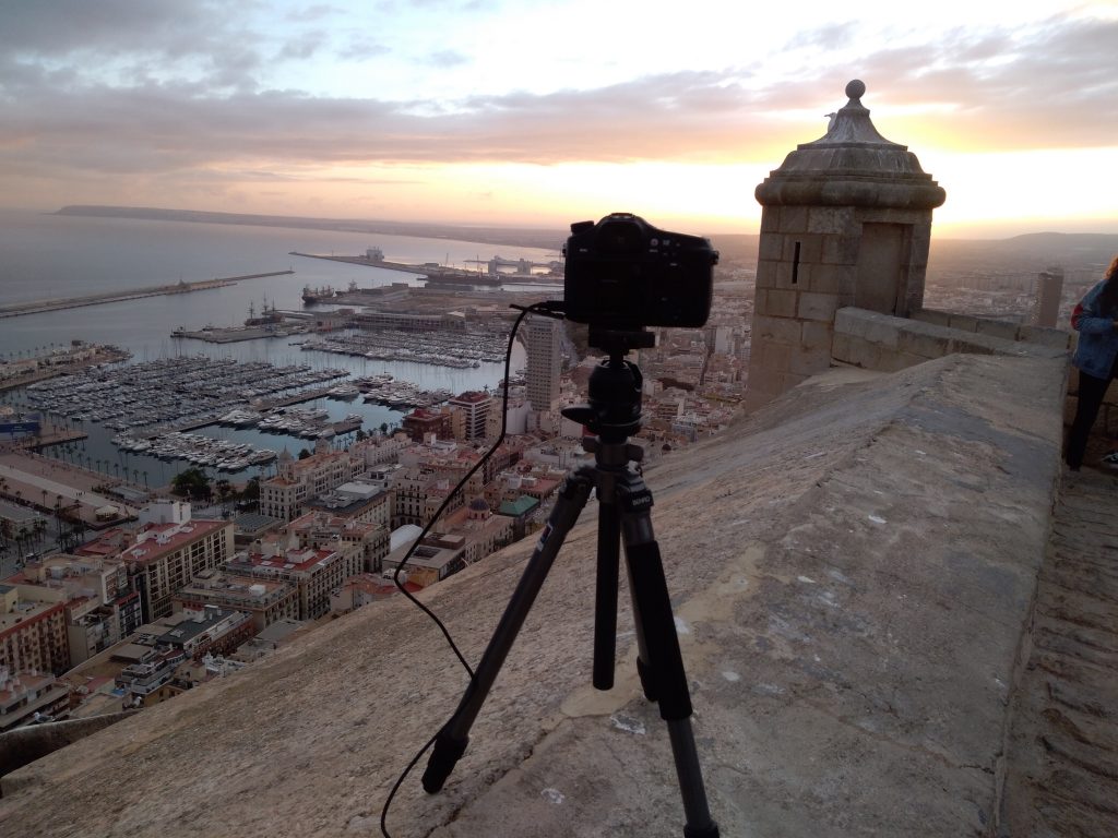das richtige Stativ finden, Alicante Burg Kamera auf Mauer