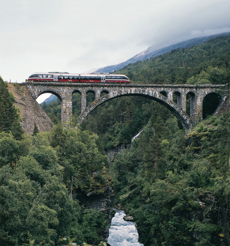 Bahnfahren in Norwegen Romsdalen Zug auf Brücke