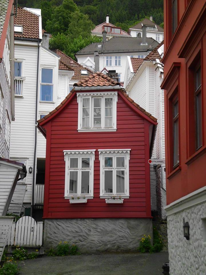 Lieblingsstadt im norden Bergen rotes Holzhaus