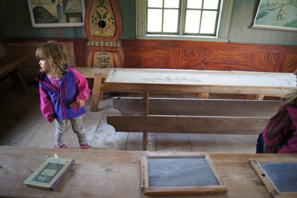 Kind im alten Klassenzimmer, Freilichtmuseum norwegisches Schulsystem