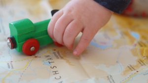 Kind spielt mit eisenbahn auf landkarte transsibirische eisenbahn