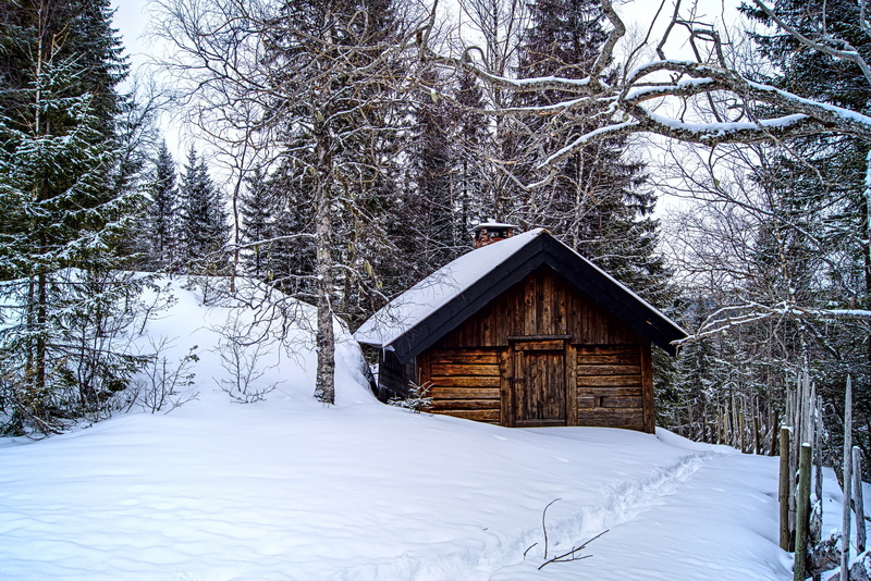 Kleine Hütte im verschneiten Norwegen