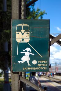 Eisenbahnschild in Russland 4 Wochen mit der Transsibirischen Eisenbahn