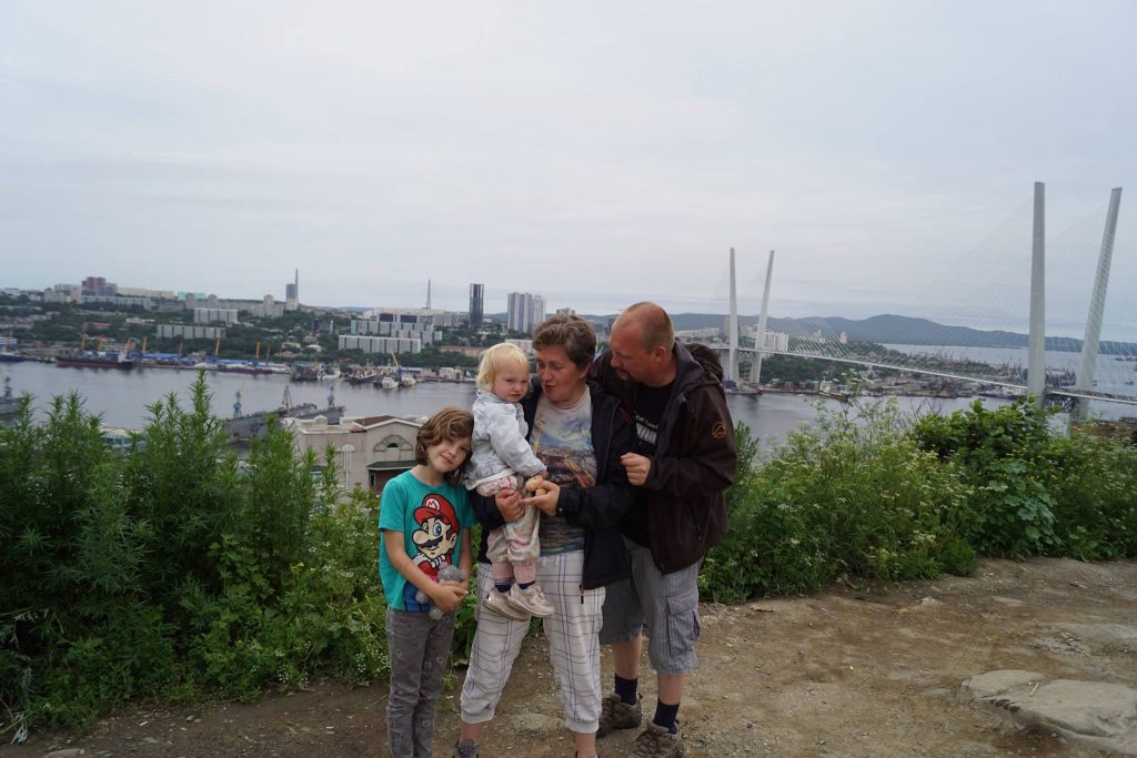 Familie mit 2 Kindern vor Skyline wladiwostock
