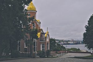 Wladiwostock Blick auf den Hafen mit orthodoxer Kirche