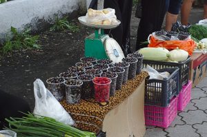Ein kleiner Obst und Gemüsemarkt vor einem Bahnhof transsib