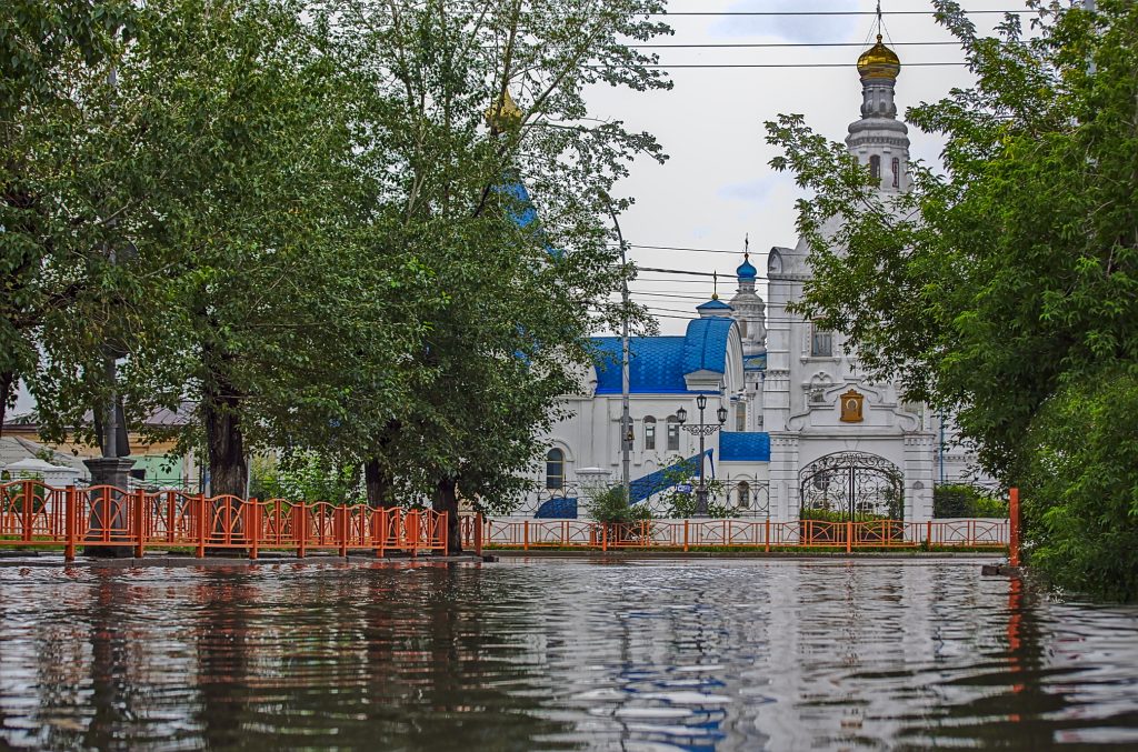 Ulan -Ude Strasse unter Wasser nach Regen orthodoxe Kirche im Hintergrund