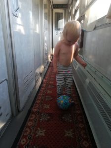 ballspielen im zug auf der reise mit der transsibirischen eisenbahn