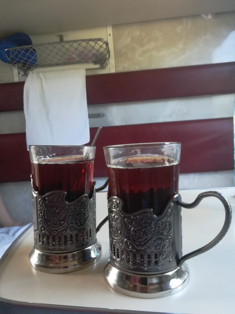Teetassen in der Transsib Reise mit der transsibirischen eisenbahn