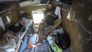 Transsibirische Eisenbahn viererabteil Mann auf Bett