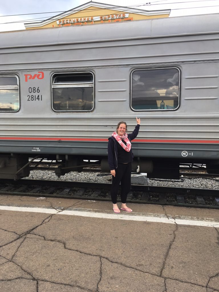 Frau vor Transsibirischem Eisenbahnwaggon