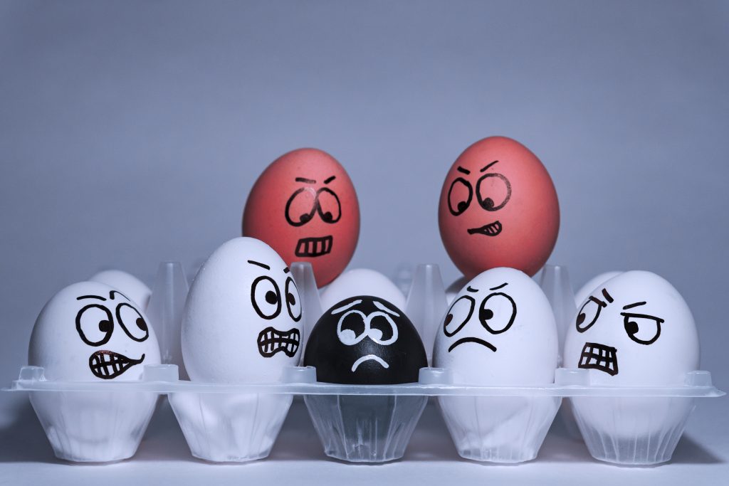 #bloggergegenrassismus Eier in verschiedenen Farben und mit verschiedenen Gesichtern