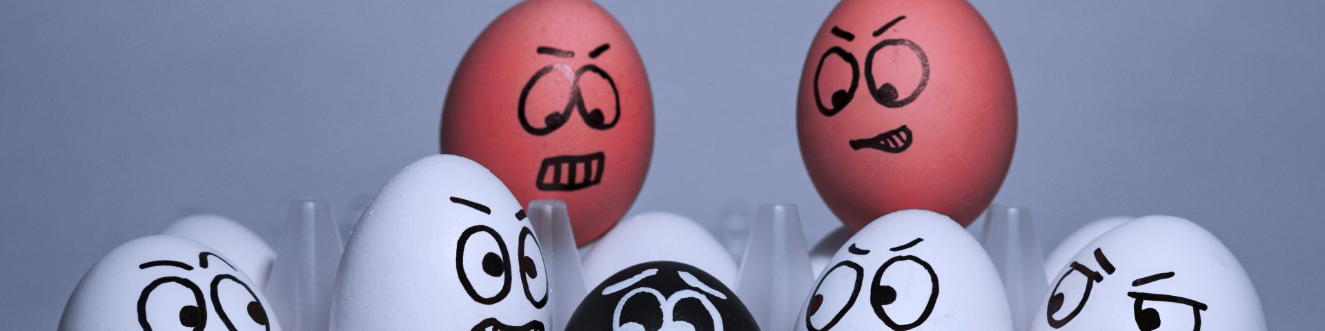 #bloggergegenrassismus Eier in verschiedenen Farben und mit verschiedenen Gesichtern