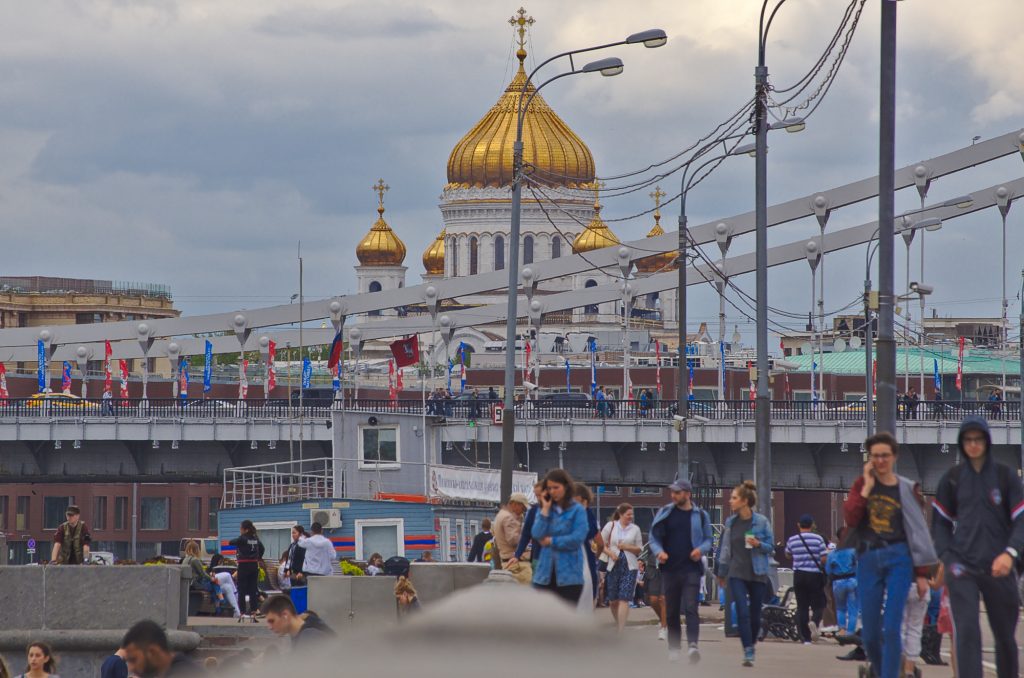 Moskau entdecken erlöserkirche Brücke Menschen
