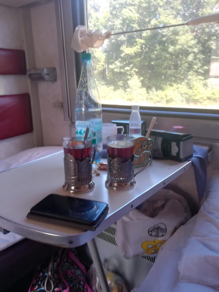 Tee Abteil in der transsibirischen Eisenbahn