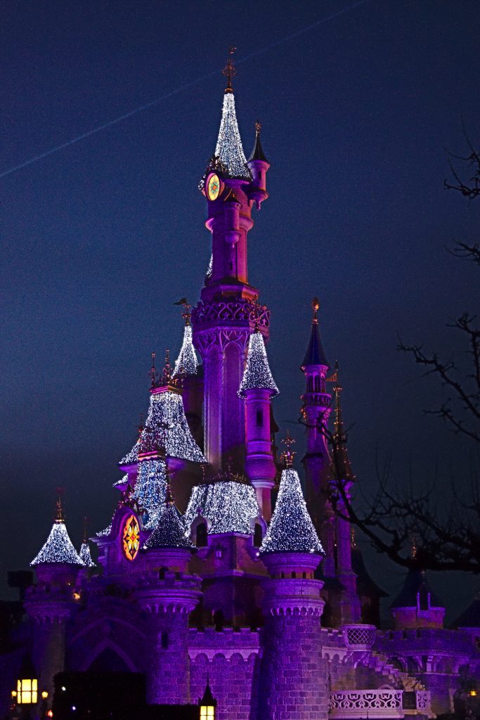 Disneyschloss Paris Abends