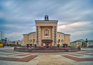 Opernhaus in Ulan-Ude mit Springbrunnen