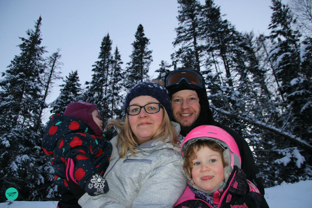 Familie im Winterwald Kanada zurück nach deutschland