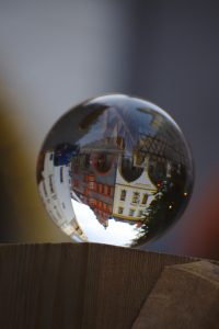 Görlitzer Altstadt in der Glaskugel fotografiert