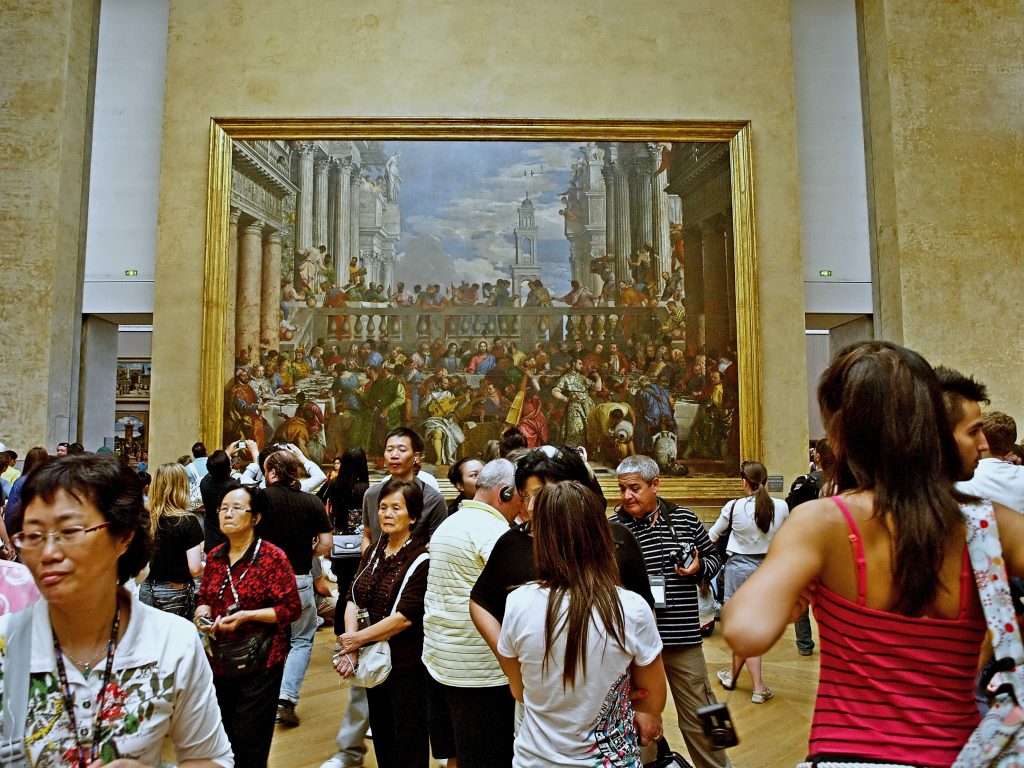 Viele Leute im Louvre