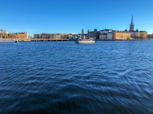 Stockholm Sicht vom Wasser mit Schiff Stockholm Schweden