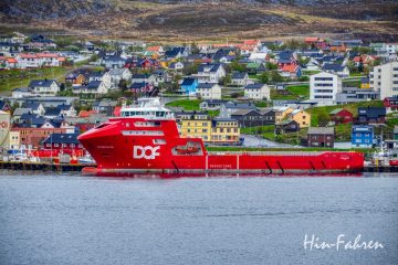 Aussicht über Hammerfest von Seeseite mit Schiff