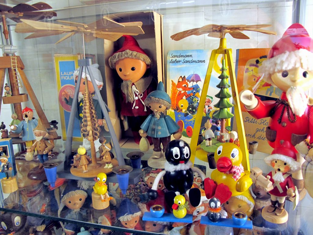 Spielzeugmuseum Görlitz mit Kindern, Ausstellungsvitrine
