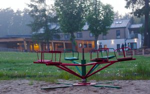 Kinderkarussell Spielplatz am See pestkownica polen