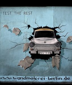 East side gallery Trabant durch die Mauer