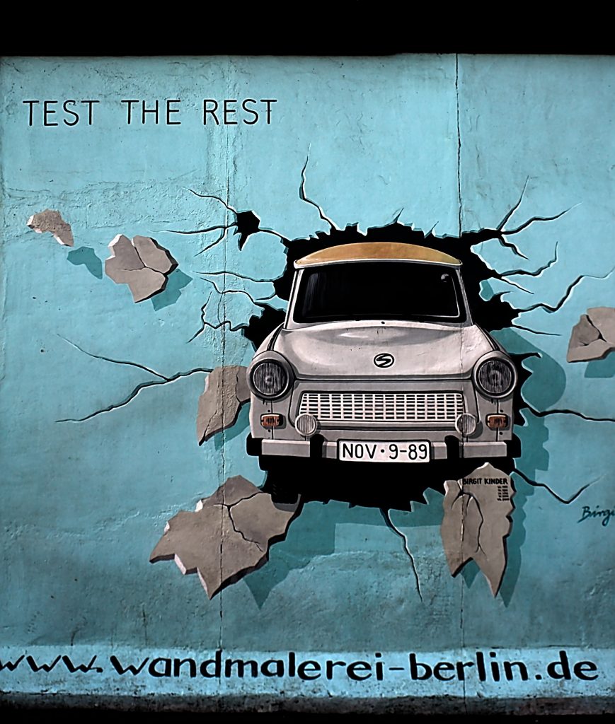 Trabi East side galerie Berlin Grenzerfahrungen