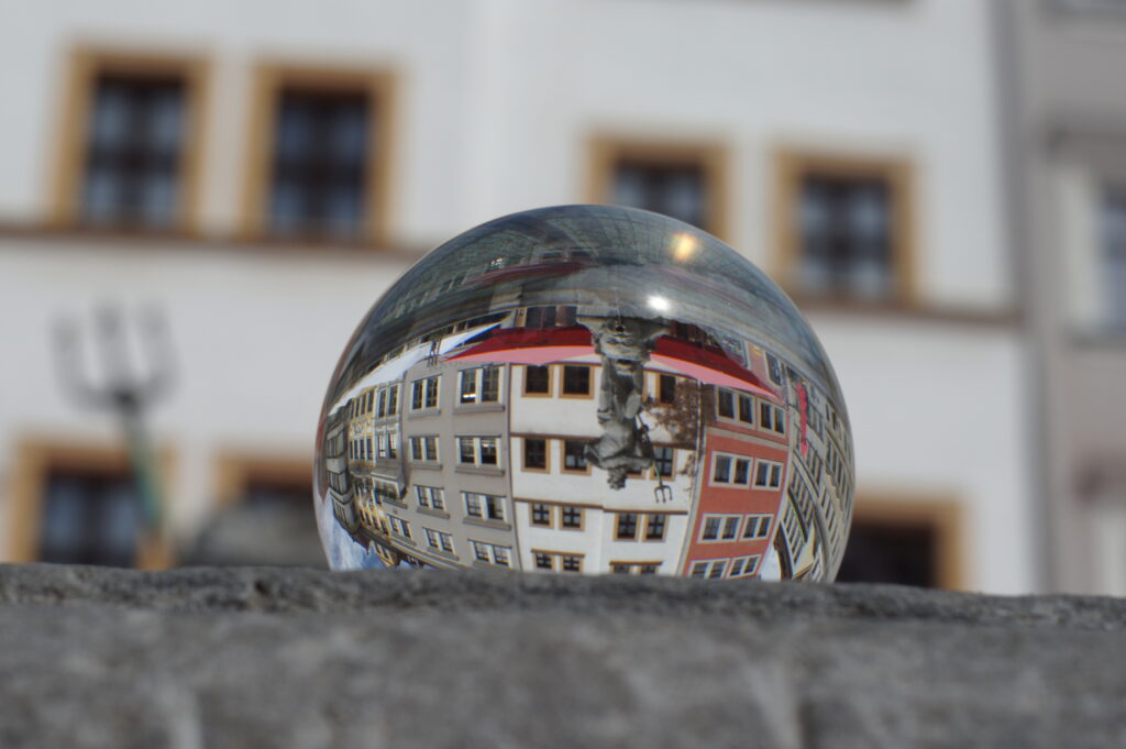 Der Görlitzer Neptunbrunnen spiegelt sich in einer Glaskugel