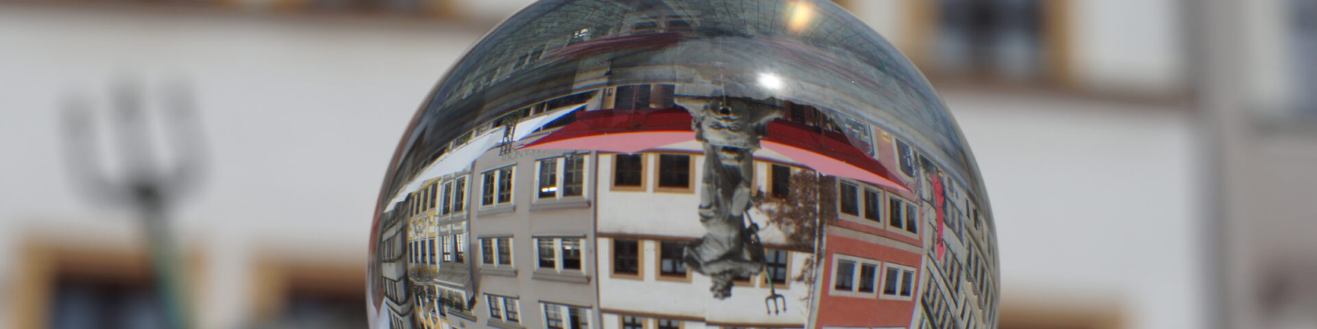Der Görlitzer Neptunbrunnen spiegelt sich in einer Glaskugel