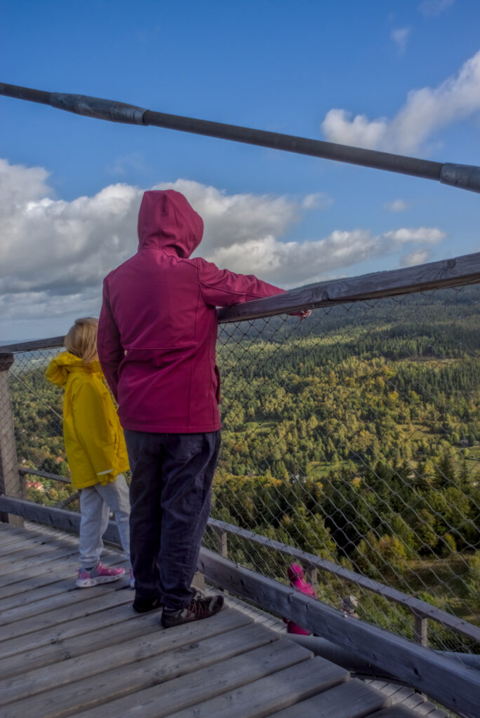 Skywalk BadFlinsburg Mutter mit Kind Aussicht aufs Isergebirge