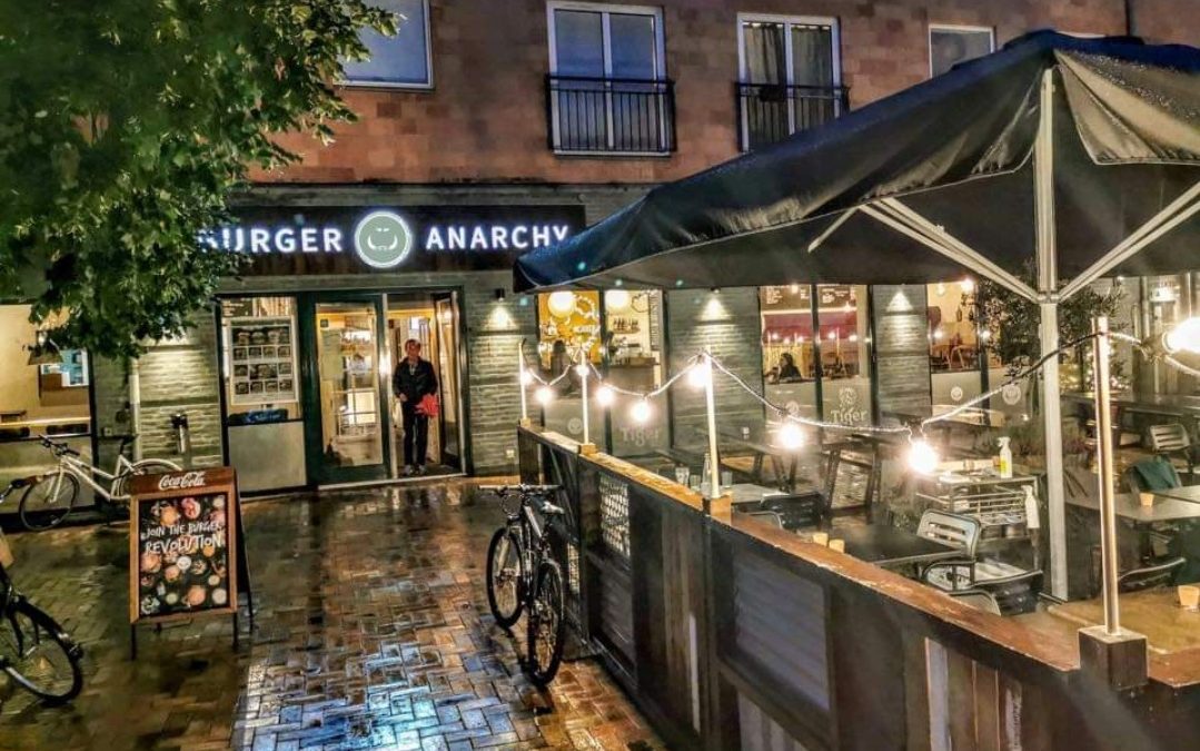 Gratis bobler, gratis kage, billig burger og happy hour – Burger Anarchy fylder 8 år