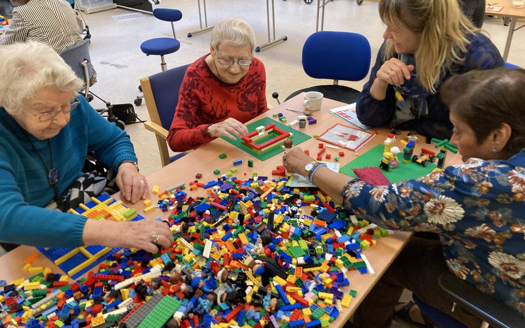 Storstilet LEGO Masters turnering på Odenses plejehjem