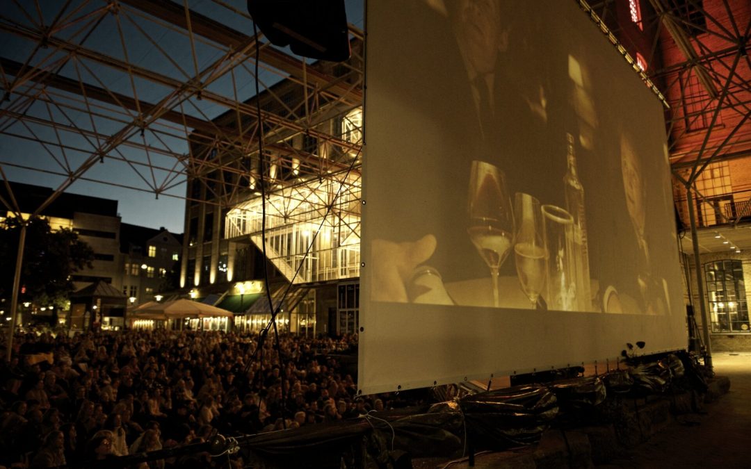 Se gratis film under åben himmel ved Amfiscenen i Odense