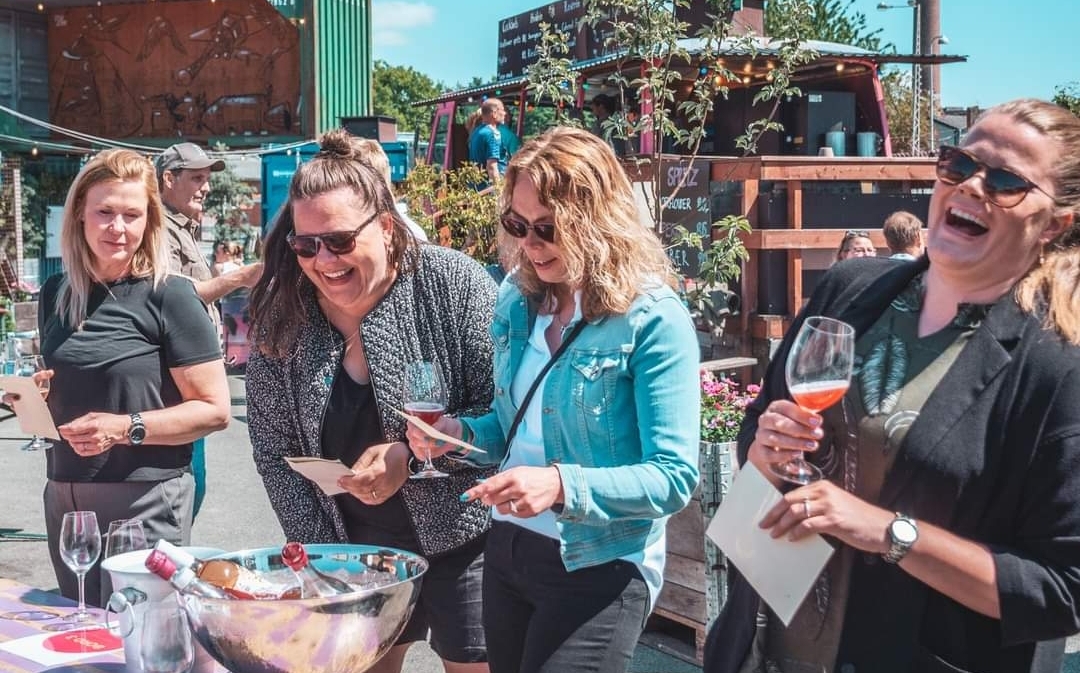 ÅRETS ROSÈFEST i Odense byder på rosésmagning, live musik og Vinyl-DJ