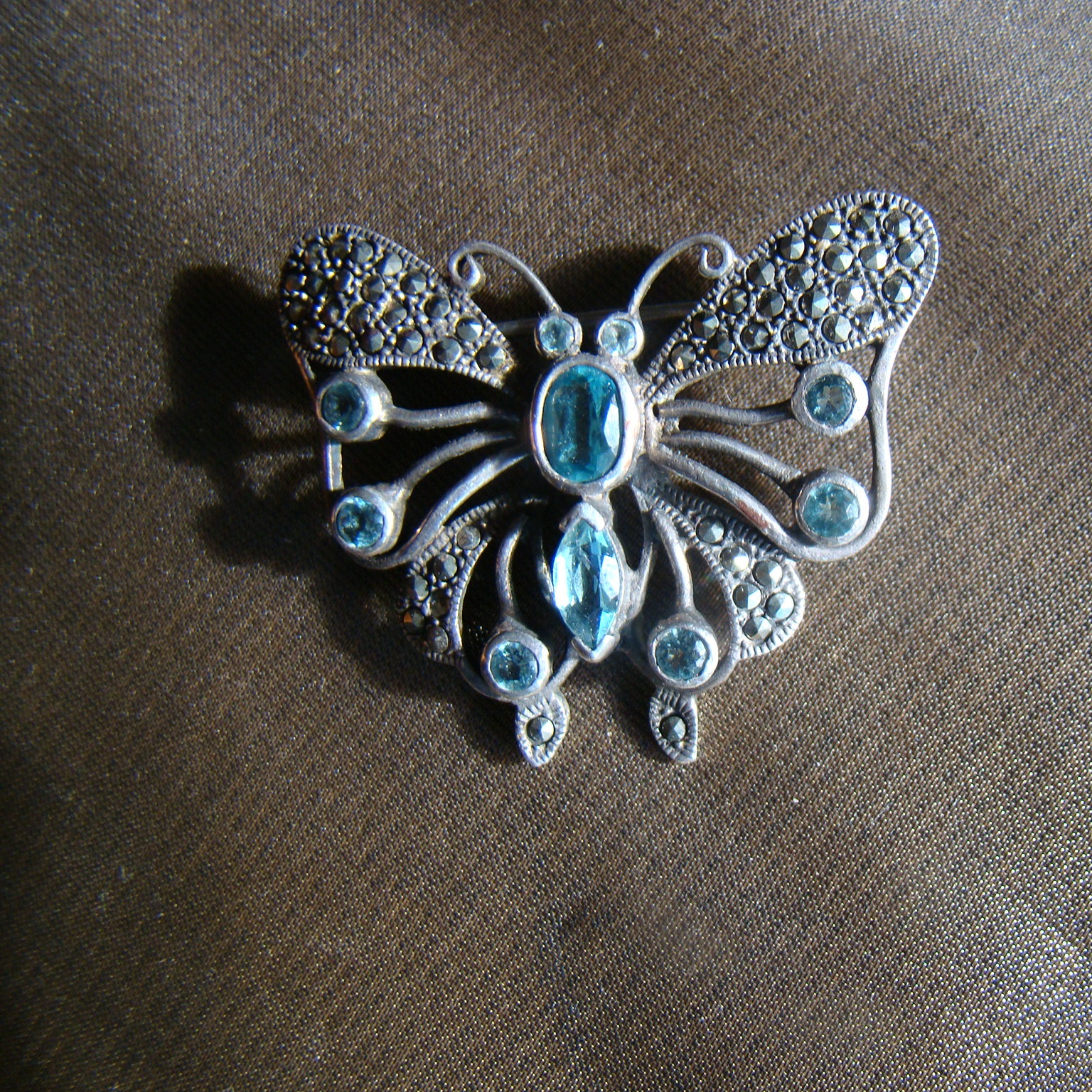 zilveren broche vorm vlinder blauwe stenen markesiet - bestel bij mittens.nl