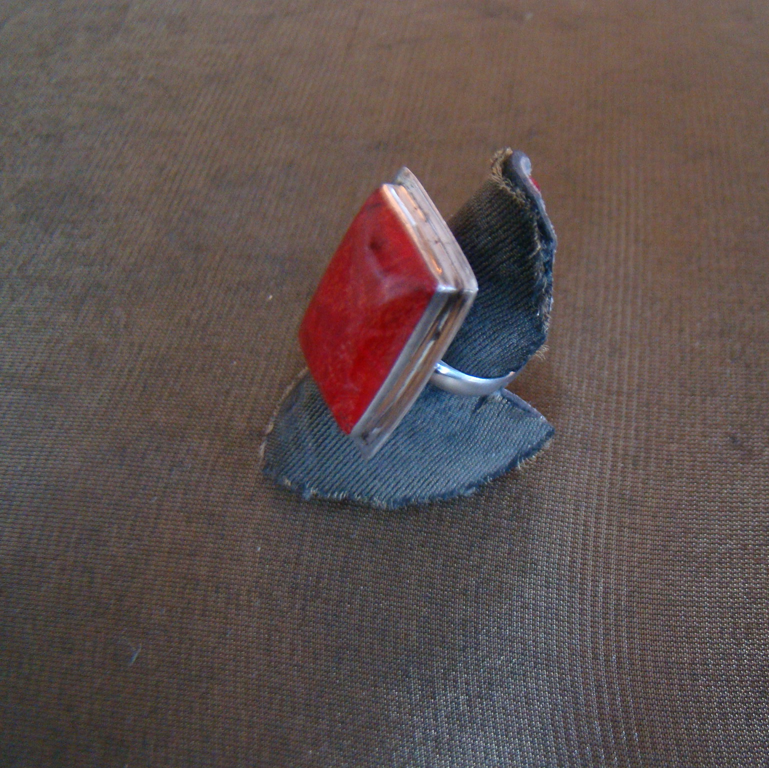 zilveren ring met grote rechthoekige rode steen - bestel bij mittens.nl