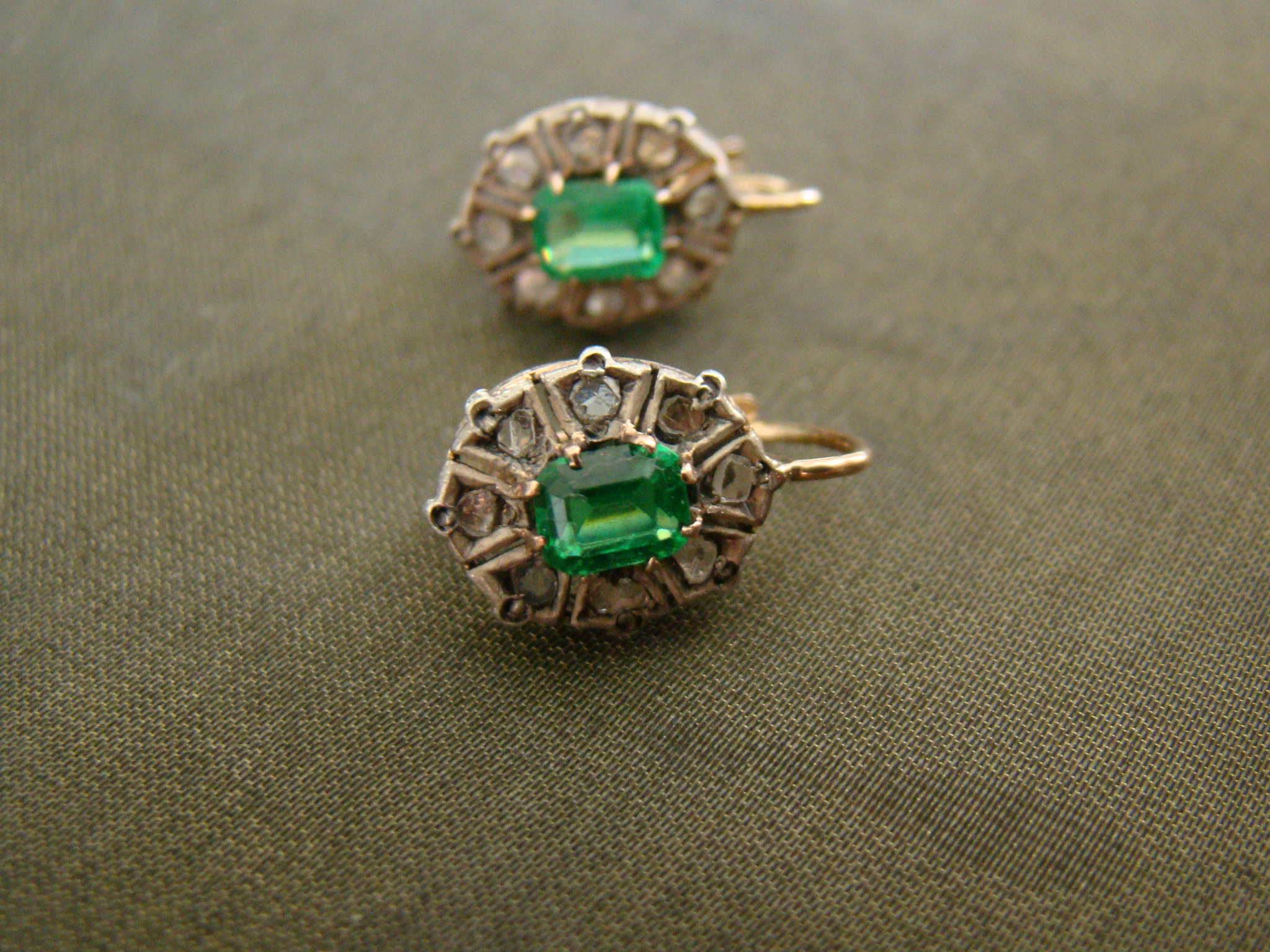 14 kt rood gouden met zilver antieke oorbellen groene steen en  roosdiamanten - bestel bij mittens.nl
