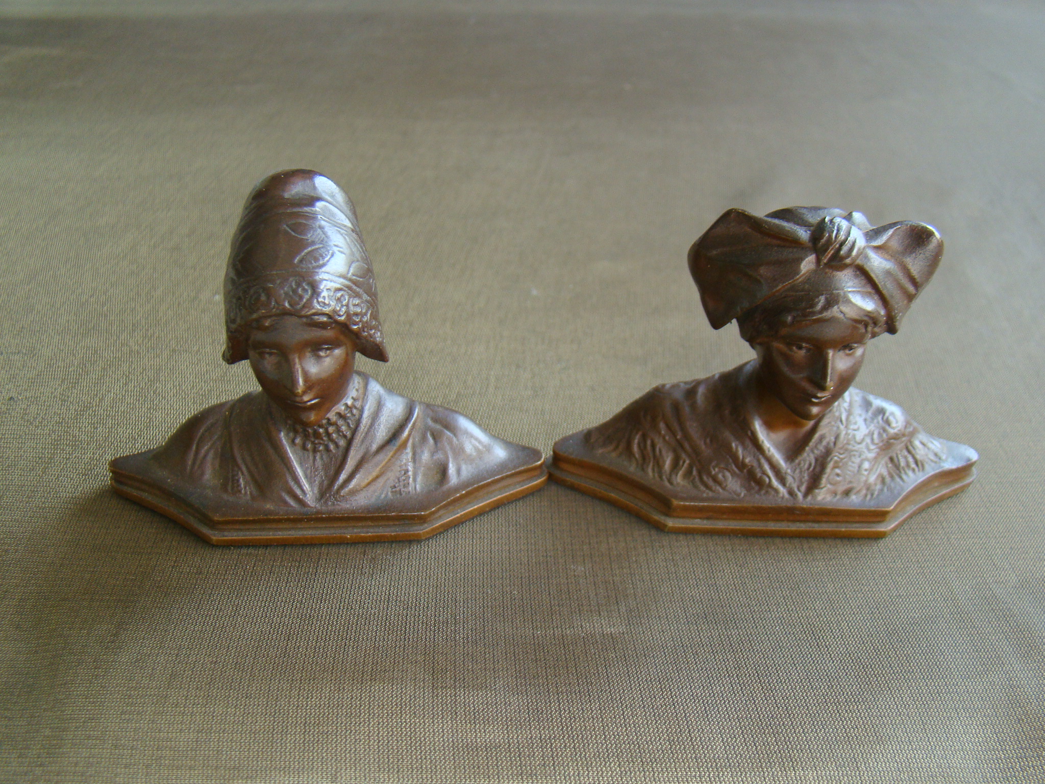 2 kleine bronzen beeldjes hoofd vrouwen in klederdracht - mittens.nl