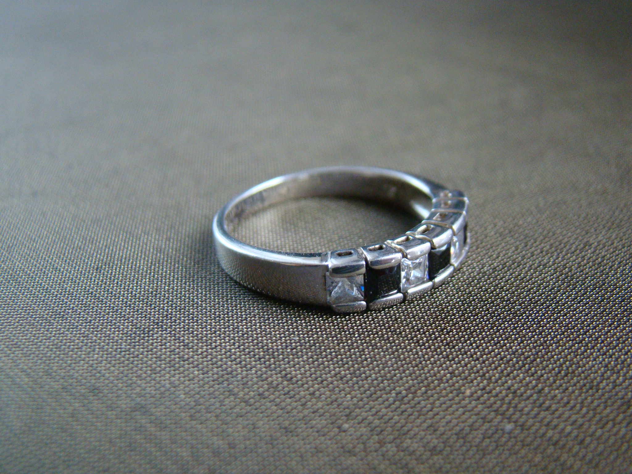 zilveren rij ring zwarte en kleurloze steentjes maat 19,25 - bestel bij  mittens.nl