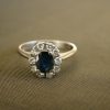 14 kt wit gouden entourage ring saffier briljant 0,30 ct maat 18