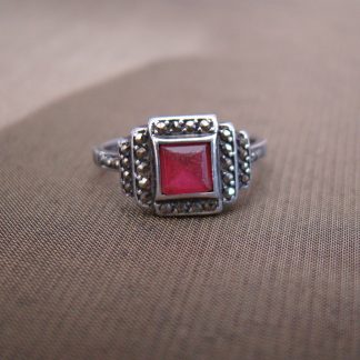 antieke zilveren ring rood glassteentje marcasietjes maat 17