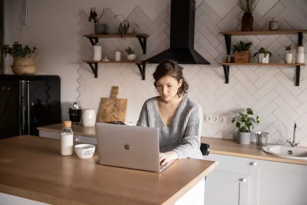 werken vanuit huis aan keukentafel met laptop