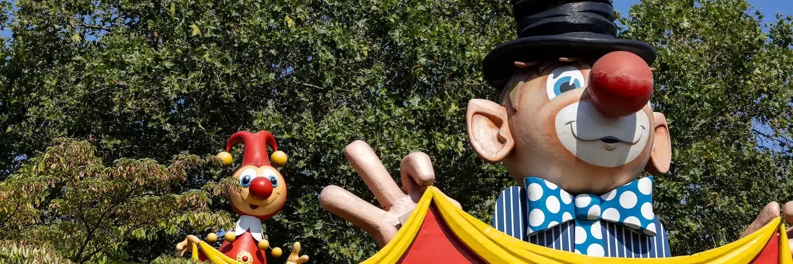 a carnival sign with a clown and clowns on it efteling