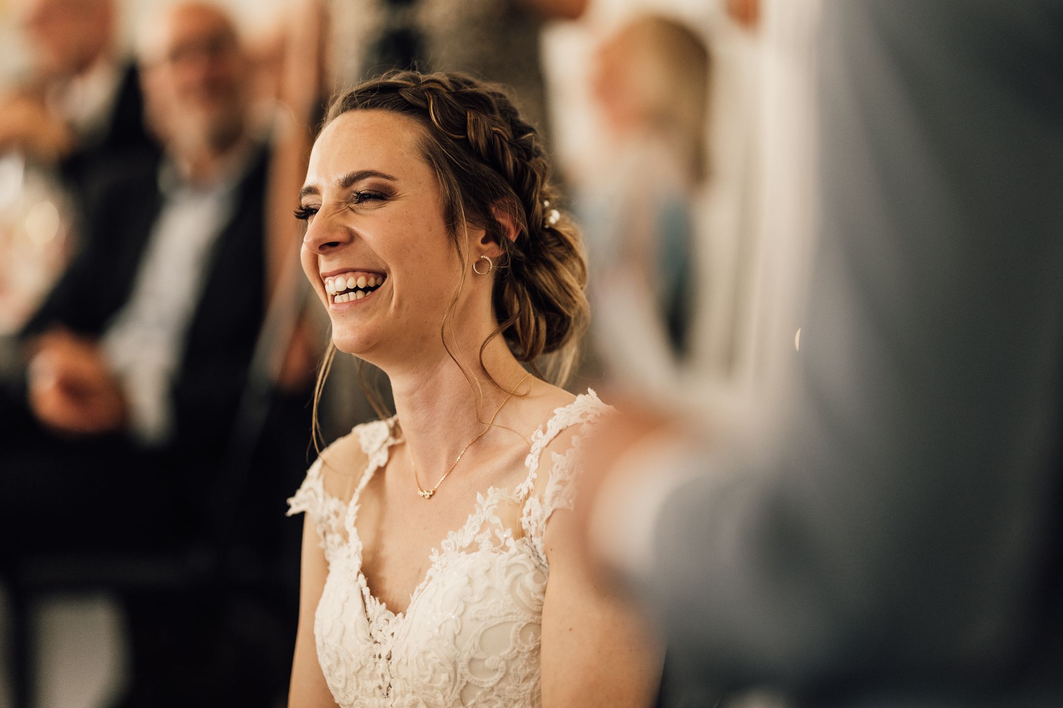 Bruden griner til gommens tale til bryllup på Skanderborghus - bryllupsfotograf aarhus