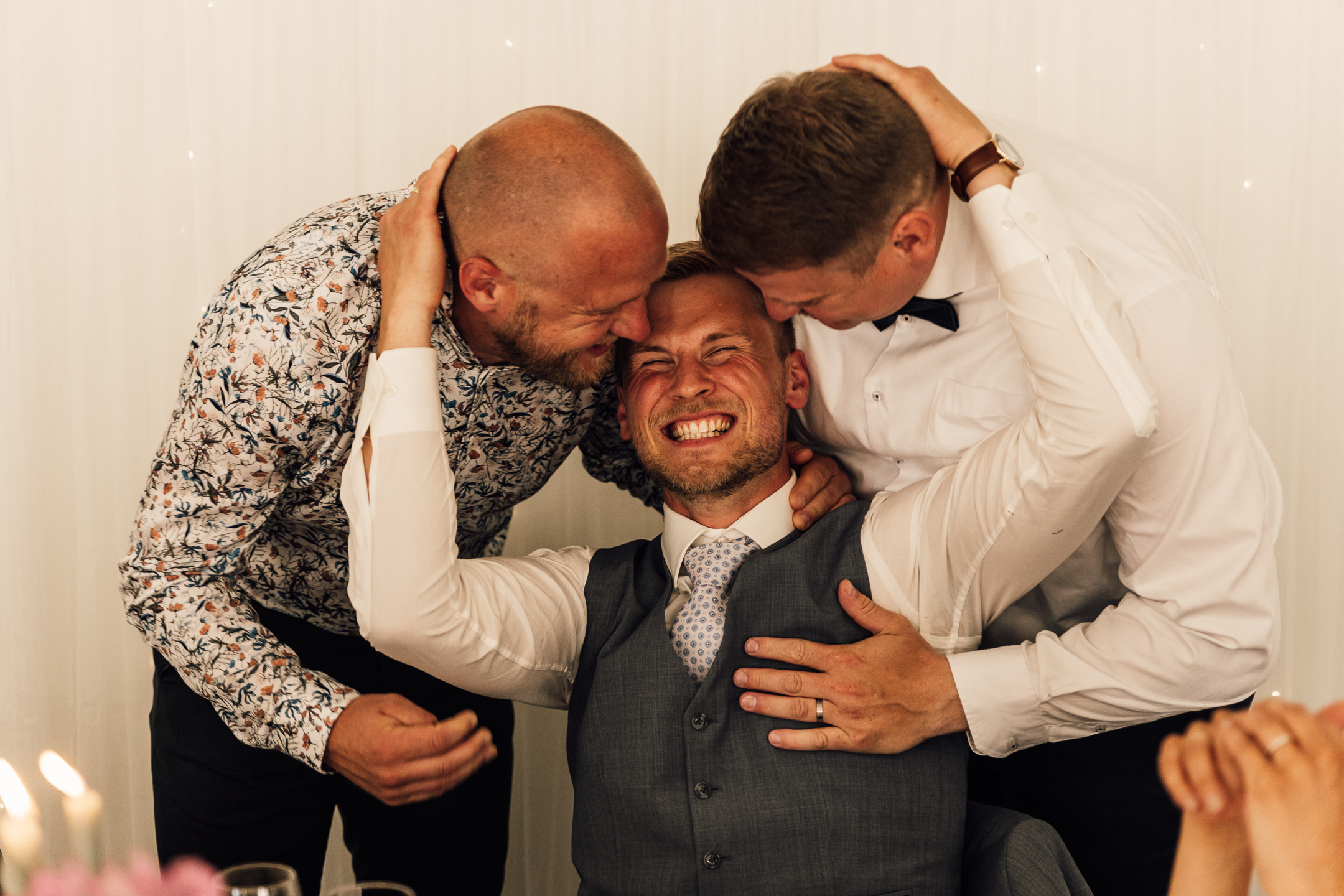 Gommen får kys af sine venner til bryllup på Skanderborghus - bryllupsfotograf aarhus